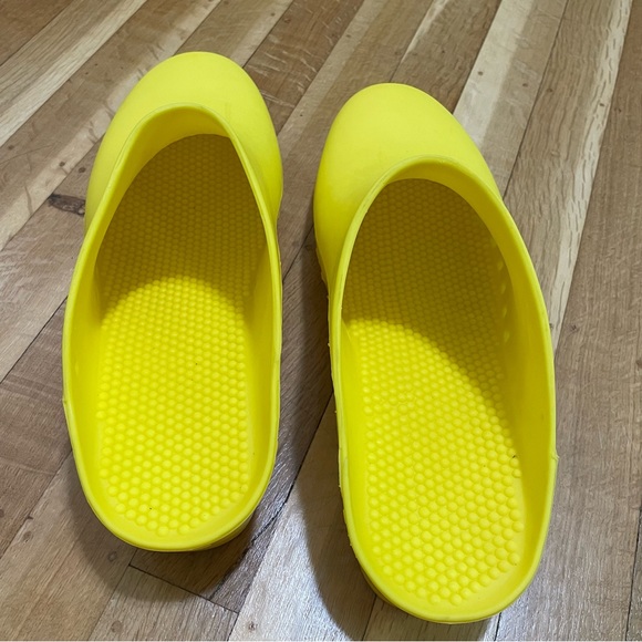 Calzuro BiHos Classic Rubber Autoclavable Clogs Without Holes Yellow - Picture 5 of 11